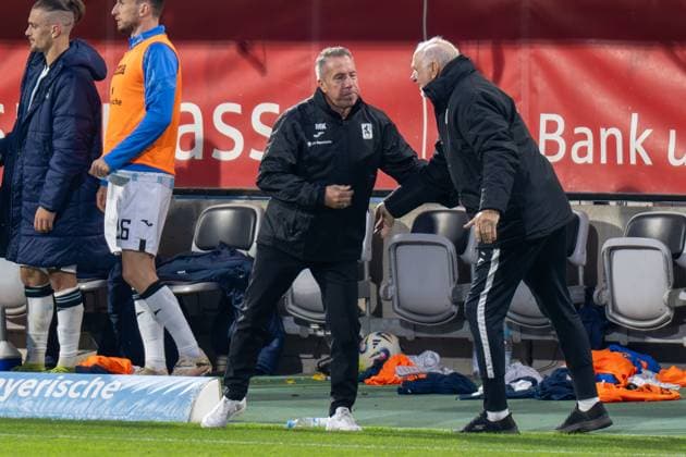 Victory celebration head coach Markus Kauczinski TSV 1860 Muenchen , TSV 1860 Muenchen vs MSV Duisburg, 3 Liga, 11 Spieltag, 19 10 2025 DFB regulations prohibit any use of photographs as image sequences and or quasi video Muenchen Bayern Germany Copyright: xkolbert-press UlrichxGamelx