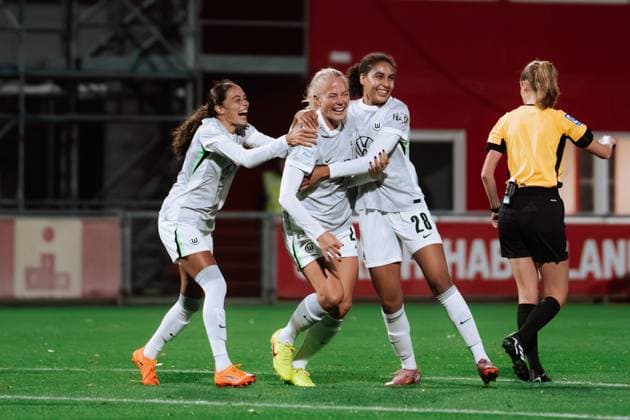 19 10 25, Women, Football, Google Pixel Womens Bundesliga, Season 2025 2026, Bayer 04 Leverkusen VfL Wolfsburg, Matchday 7 VfL Wolfsburg Cheering over goal for 5 1 by Guro Bergsvand 20 VfL Wolfsburg Leverkusen Ulrich Haberland Stadion NRW Germany