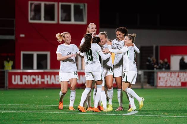 19 10 25, Women, Football, Google Pixel Womens Bundesliga, Season 2025 2026, Bayer 04 Leverkusen VfL Wolfsburg, Matchday 7 VfL Wolfsburg Cheering over goal for 5 1 by Guro Bergsvand 20 VfL Wolfsburg Leverkusen Ulrich Haberland Stadion NRW Germany