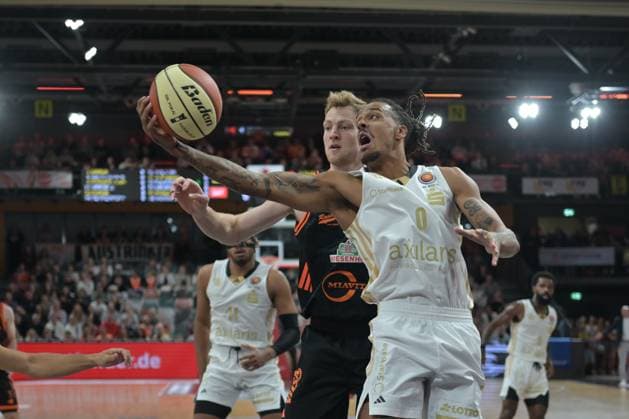 GER, RASTA Vechta NINERS Chemnitz BBL Pokal 19 10 2025, RASTA Dome, Vechta, GER, RASTA Vechta NINERS Chemnitz BBL Pokal in picture Kevin Yebo NINERS Chemnitz 0 Lars Thiemann Rasta 21 nordphotoxGmbHxx xKokenge nph00001