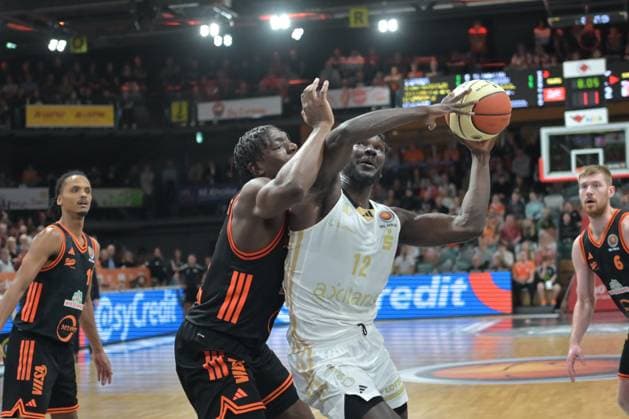 GER, RASTA Vechta NINERS Chemnitz BBL Pokal 19 10 2025, RASTA Dome, Vechta, GER, RASTA Vechta NINERS Chemnitz BBL Pokal in picture Amadou Sow NINERS Chemnitz 12 Malcolm Dandridge Rasta 23 nordphotoxGmbHxx xKokenge nph00001