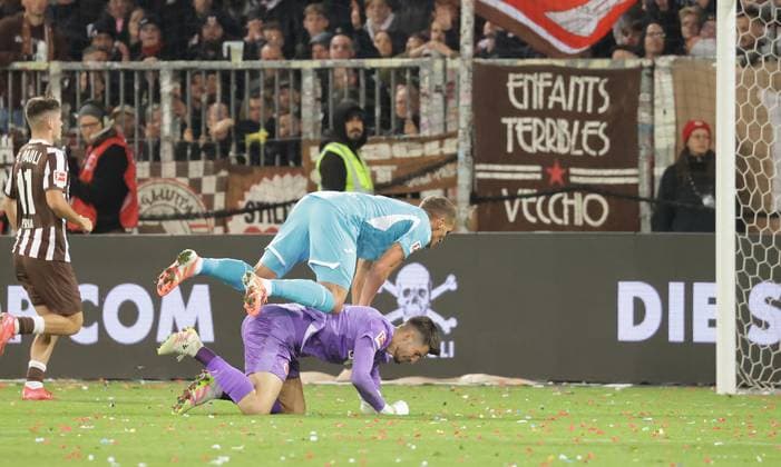 Soccer, 1 BL, Season 2025 2026, Men, FC St Pauli vs TSG 1899 Hoffenheim Here Grischa Proemel TSG Hoffenheim scores the 0 3 against Torhueter Nikola Vasilj FC St Pauli DFL REGULATIONS PROHIBIT ANY USE OF PHOTOGRAPHS AS IMAGE SEQUENCES AND OR QUASI VIDEO