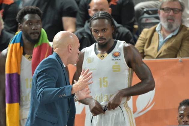 GER, RASTA Vechta NINERS Chemnitz BBL Pokal 19 10 2025, RASTA Dome, Vechta, GER, RASTA Vechta NINERS Chemnitz BBL Pokal in the picture Rodrigo Pastore Coach NINERS Chemnitz Gestures, facial expressions, emotions in the coching zone on the sidelines, Ty Brewer NINERS Chemnitz 15 nordphotoxGmbHxx xKokenge nph00001