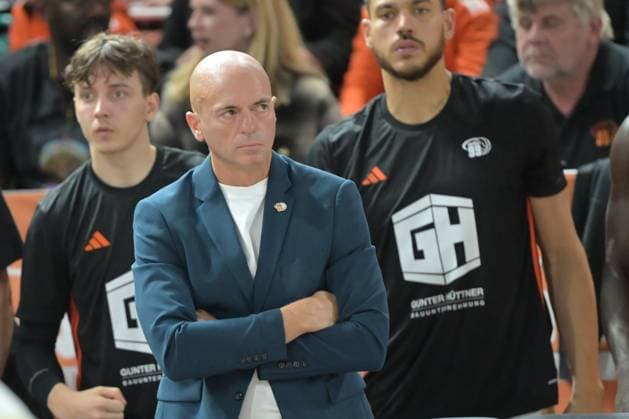GER, RASTA Vechta NINERS Chemnitz BBL Pokal 19 10 2025, RASTA Dome, Vechta, GER, RASTA Vechta NINERS Chemnitz BBL Pokal in the picture Rodrigo Pastore Coach NINERS Chemnitz Gestures, facial expressions, emotions in the coching zone on the sidelines, nordphotoxGmbHxx xKokenge nph00001