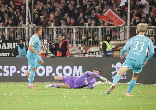 Here Grischa Proemel TSG Hoffenheim scores the 0 3 against goalkeeper Nikola Vasilj FC St Pauli Football, 1 BL, Season 2025 2026, Men, FC St Pauli vs TSG 1899 Hoffenheim DFL REGULATIONS PROHIBIT ANY USE OF PHOTOGRAPHS AS IMAGE SEQUENCES AND OR QUASI VIDEO