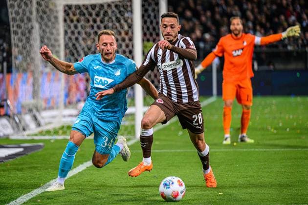Soccer I Men I Season 2025 2026 I Bundesliga I 7 Matchday I FC St Pauli TSG 1899 Hoffenheim I 19 10 2025 Vladimir Coufal 34, TSG 1899 Hoffenheim , Mathias Pereira Lage 28, FC St Pauli Hamburg Millerntor Stadion Hamburg Germany Copyright: xLobecax xHenningxRohlfsx
