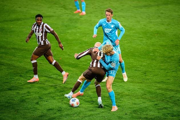 Soccer I Men I Season 2025 2026 I Bundesliga I 7 Matchday I FC St Pauli TSG 1899 Hoffenheim I 19 10 2025 Oladapo Afolayan 17, FC St Pauli , Louis Oppie 23, FC St Pauli , Wouter Burger 18, TSG 1899 Hoffenheim , Max Moerstedt 33, TSG 1899 Hoffenheim Hamburg Millerntor Stadion Hamburg Germany Copyright: xLobecax xHenningxRohlfsx