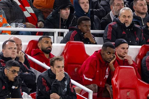 Football - FA Premier League - Liverpool FC v Manchester United, ManU FC LIVERPOOL, ENGLAND - Sunday, October 19, 2025: Liverpool s (L-R) Mohamed Salah, Alexander Isak and Alexis Mac Allister on the substitute bench during the FA Premier League match between Liverpool FC and Manchester United FC at Anfield. (Photo by David Rawcliffe Propaganda) LIVERPOOL Anfield MERSEYSIDE ENGLAND  Copyright: xDavidxRawcliffex P2025-10-19-Liverpool_Man_Utd-96