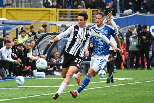 Andrea Cambiaso (Fc Juventus) against Vojvoda Mergim (Como 1907) during Como 1907 vs Juventus FC, Italian soccer Serie A match in Como, Italy, October 19 2025  Copyright: xPasqualexGolia IPAxSportx xipa-agency.netx xx IPA_66806706 IPA_Agency_IPA66806706