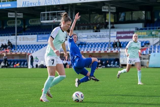 17 10 2025, Football, 2 Womens Bundesliga, 2025 2026, Matchday 8, SV Meppen SG 99 Andernach Chantal Danique Schouwstra 20 Meppen jumps into the shot of Carolin Schraa 7 Andernach