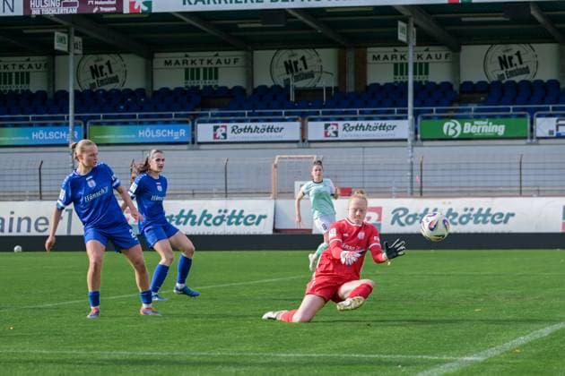 17 10 2025, Football, 2 Womens Bundesliga, 2025 2026, Matchday 8, SV Meppen SG 99 Andernach Thea Farwick 1 Meppen blocks the ball
