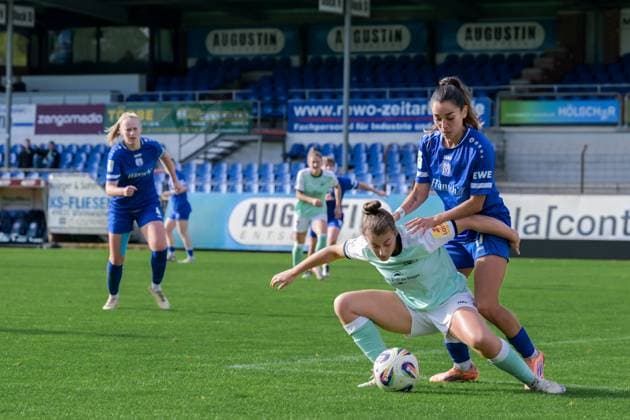 17 10 2025, Football, 2 Womens Bundesliga, 2025 2026, Matchday 8, SV Meppen SG 99 Andernach Sarah Preuss 11 Meppen holds Leonie Wäschenbach 17 Andernach