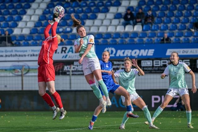 17 10 2025, Football, 2 Womens Bundesliga, 2025 2026, Matchday 8, SV Meppen SG 99 Andernach Thea Farwick 1 Meppen intercepts the ball in front of Maren Weingarz 8 Andernach