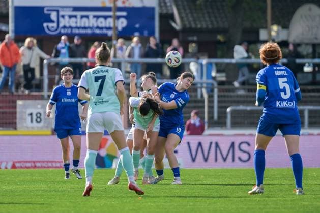 17 10 2025, Football, 2 Womens Bundesliga, 2025 2026, Matchday 8, SV Meppen SG 99 Andernach Anouk Blaschka 10 Meppen in a duel with Lisa Kossmann 6 Andernach and Leonie Wäschenbach 17 Andernach