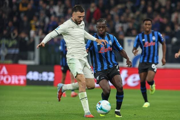 Atalanta s Kamaldeen Sulemana Lazio™s Mario Gila during the Serie A soccer match between Atalanta B.C. and S.S. Lazio at the New Balance Stadium in Bergamo, Italy - Sunday, October 19, 2025. - Soccer .  Copyright: xStefanoxNicoli LaPressex