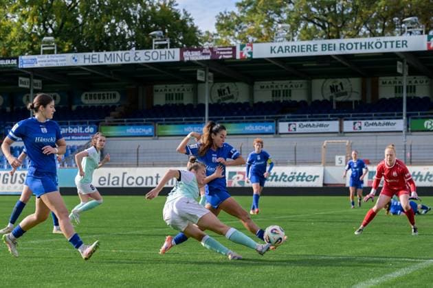 17 10 2025, Football, 2 Womens Bundesliga, 2025 2026, Matchday 8, SV Meppen SG 99 Andernach Leonie Wäschenbach 17 Andernach tries to get the ball on goal Sarah Preuss 11 Meppen can no longer block the ball