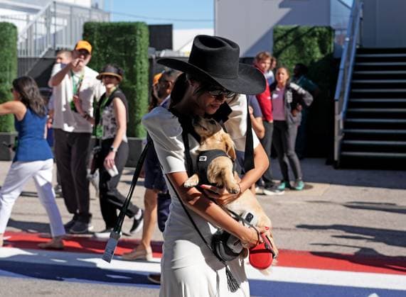 19.10.2025, Circuit of The Americas, Austin, FORMULA 1 MSC CRUISES UNITED STATES GRAND PRIX 2025 , im Bild Alexandra Saint Mleux, Freundin von Charles Leclerc (MCO), Scuderia Ferrari HP mit Hund Leo. (Photo by Hasan Bratic DeFodi Images) 19 10 2025, Circuit of The Americas, Austin, FORMULA 1 MSC CRUISES UNITED STATES GRAND PRIX 2025 , in the picture Alexandra Saint Mleux, girlfriend of Charles Leclerc MCO , Scuderia Ferrari HP with dog Leo Photo by Hasan Bratic DeFodi Images