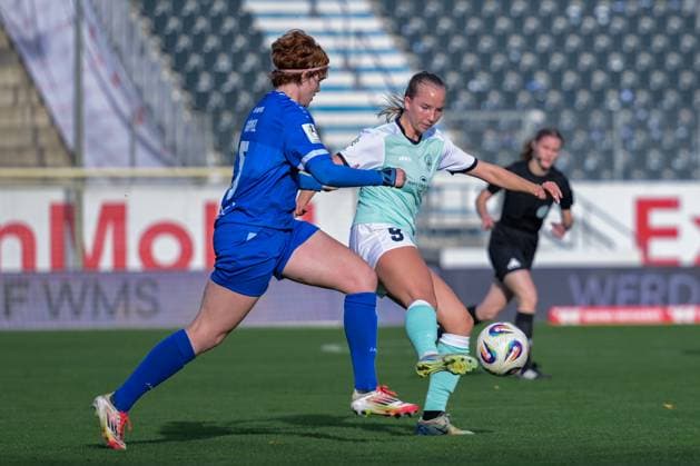 17 10 2025, Football, 2 Womens Bundesliga, 2025 2026, Matchday 8, SV Meppen SG 99 Andernach Paula Petri 9 Andernach plays the ball in front of the onrushing Paula Petri 9 Andernach