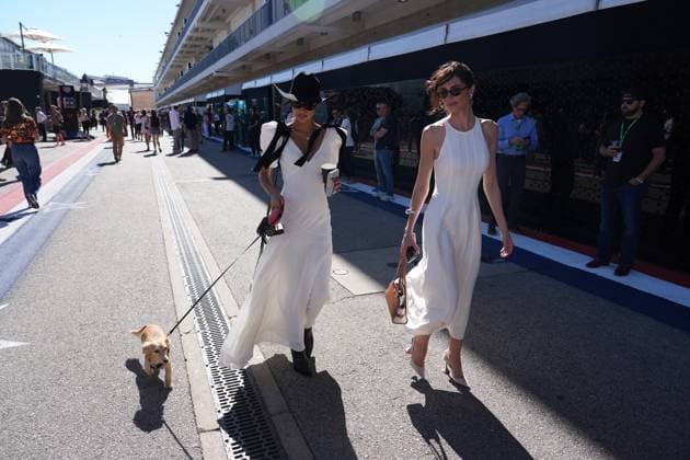 19.10.2025, Circuit of The Americas, Austin, FORMULA 1 MSC CRUISES UNITED STATES GRAND PRIX 2025 , im Bild Alexandra Saint Mleux, Freundin von Charles Leclerc (MCO), Scuderia Ferrari HP mit Hund Leo. (Photo by Hasan Bratic DeFodi Images) 19 10 2025, Circuit of The Americas, Austin, FORMULA 1 MSC CRUISES UNITED STATES GRAND PRIX 2025 , in the picture Alexandra Saint Mleux, girlfriend of Charles Leclerc MCO , Scuderia Ferrari HP with dog Leo Photo by Hasan Bratic DeFodi Images