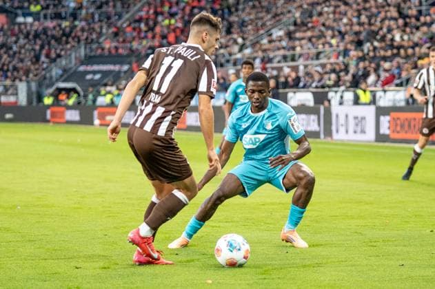 Germany, Soccer, 1 Bundesliga, Matchday 7 2025 2026, FC St Pauli TSG Hoffenheim on 19 10 in Hamburg Millerntor Stadion Arkadiusz Pyrka FC St Pauli 11 and Bazoumana TourÃ TSG Hoffenheim 29 Copyright: xSvenxHeidmannx