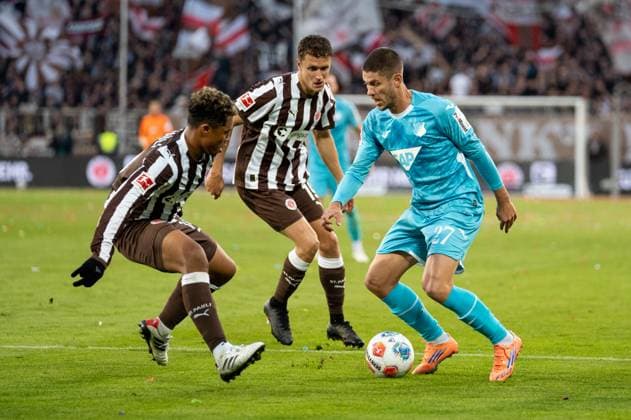Germany, Soccer, 1 Bundesliga, Matchday 7 2025 2026, FC St Pauli TSG Hoffenheim on 19 10 in Hamburg Millerntor Stadion Andrej Kramaric TSG Hoffenheim 27 in duel with Joel Chima Fujita FC St Pauli 16 Copyright: xSvenxHeidmannx
