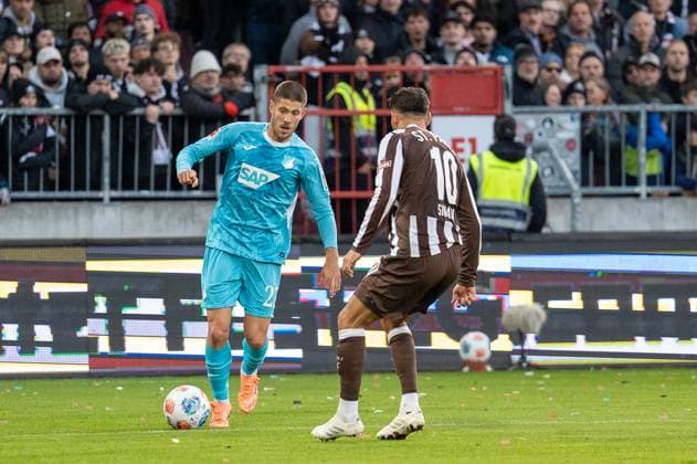 Germany, Soccer, 1 Bundesliga, Matchday 7 2025 2026, FC St Pauli TSG Hoffenheim on 19 10 in Hamburg Millerntor Stadion Andrej Kramaric TSG Hoffenheim 27 in duel with Danel Sinani FC St Pauli 10 Copyright: xSvenxHeidmannx