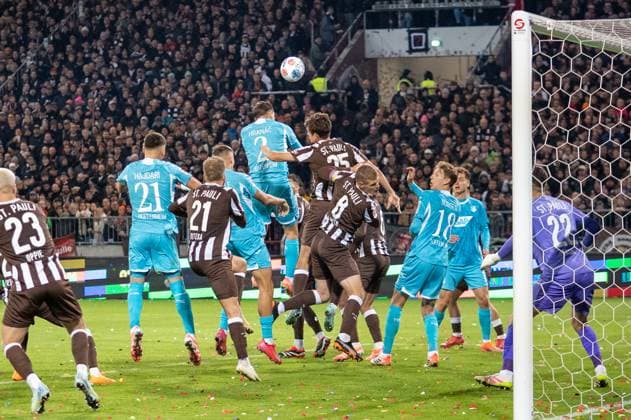 Germany, Soccer, 1 Bundesliga, Matchday 7 2025 2026, FC St Pauli TSG Hoffenheim on 19 10 in Hamburg Millerntor Stadion Chance after corner kick for Tim Lemperle TSG Hoffenheim 19 Copyright: xSvenxHeidmannx