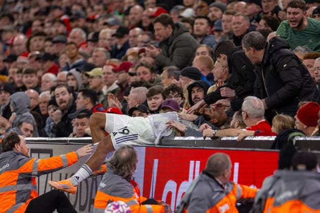 Football - FA Premier League - Liverpool FC v Manchester United, ManU FC LIVERPOOL, ENGLAND - Sunday, October 19, 2025: Manchester United s Matheus Cunha falls into the Liverpool supporters during the FA Premier League match between Liverpool FC and Manchester United FC at Anfield. (Photo by David Rawcliffe Propaganda) LIVERPOOL Anfield MERSEYSIDE ENGLAND  Copyright: xDavidxRawcliffex P2025-10-19-Liverpool_Man_Utd-108