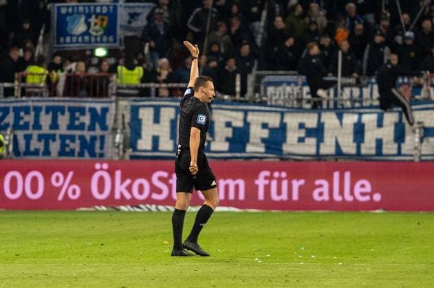Germany, Soccer, 1 Bundesliga, Matchday 7 2025 2026, FC St Pauli TSG Hoffenheim on 19 10 at Hamburg Millerntor Stadion Referee Sven Jablonski takes back the 1 3 of St Pauli due to offside Copyright: xSvenxHeidmannx