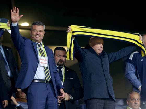 Fenerbahce v Fatih Karagumruk - Turkish Super Lig ISTANBUL, TURKIYE - OCTOBER 19: Fenerbahce President Sadettin Saran (L) greets fans during Turkish Super Lig week 9 match between Fenerbahce and Misirli.com.tr Fatih Karagumruk at Chobani Stadium in Istanbul, Turkiye on October 19, 2025. Ali Atmaca Anadolu Istanbul Turkey. Editorial use only. Please get in touch for any other usage.  Copyright: x2025xAnadoluxAlixAtmacax