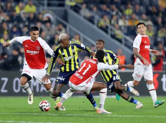 Fenerbahce v Fatih Karagumruk - Turkish Super Lig ISTANBUL, TURKIYE - OCTOBER 19: Anderson Talisca (2nd L) of Fenerbahce in action during Turkish Super Lig week 9 match between Fenerbahce and Misirli.com.tr Fatih Karagumruk at Chobani Stadium in Istanbul, Turkiye on October 19, 2025. Ali Atmaca Anadolu Istanbul Turkey. Editorial use only. Please get in touch for any other usage.  Copyright: x2025xAnadoluxAlixAtmacax