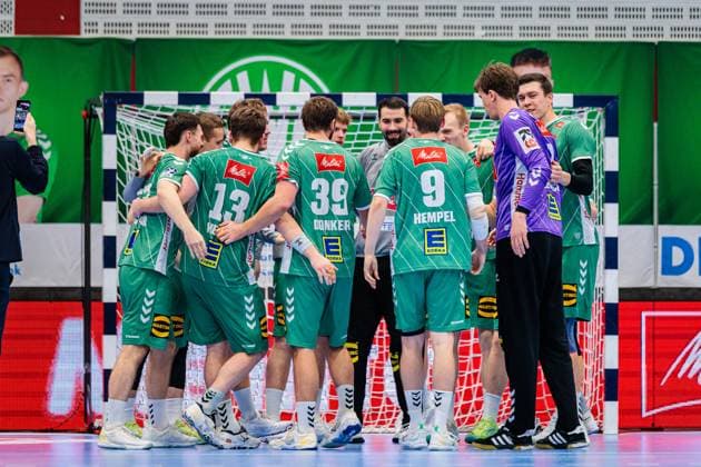 The GWD Minden team cheers after 33 30 victory GER, GWD Minden vs TSV Hannover Burgdorf, Handball, 1 Bundesliga, Matchday 9, Season 2025 2026, 19 10 2025 GER, GWD Minden vs TSV Hannover Burgdorf, Handball, 1 Bundesliga, Matchday 9, Season 2025 2026, 19 10 2025 Luebbecke Copyright: xEibner-Pressefoto JanxRollingerx EP_JSK
