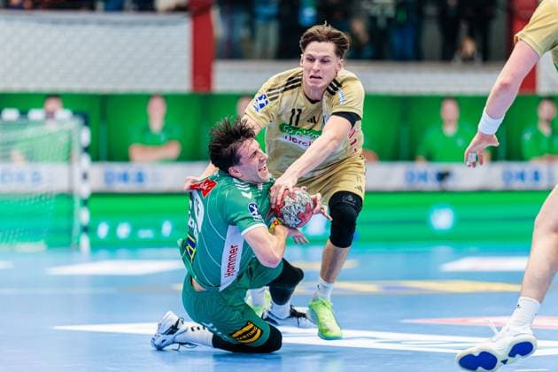 f l Jakub Sterba GWD Minden, 19 , Maxim Orlov TSV Hannover Burgdorf, 11 in duel GER, GWD Minden vs TSV Hannover Burgdorf, Handball, 1 Bundesliga, Matchday 9, Season 2025 2026, 19 10 2025 GER, GWD Minden vs TSV Hannover Burgdorf, Handball, 1 Bundesliga, Matchday 9, Season 2025 2026, 19 10 2025 Luebbecke Copyright: xEibner-Pressefoto JanxRollingerx EP_JSK