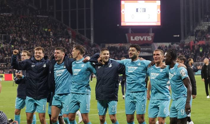 Celebrate the victory, the Hoffenheim players Football, 1 BL, Season 2025 2026, Men, FC St Pauli vs TSG 1899 Hoffenheim DFL REGULATIONS PROHIBIT ANY USE OF PHOTOGRAPHS AS IMAGE SEQUENCES AND OR QUASI VIDEO