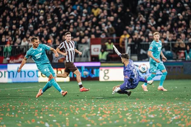 Soccer Men Season 2025 2026 Soccer Bundesliga 07 Matchday FC St Pauli vs TSG Hoffenheim 19 10 2025 Grischa Prömel 6, TSG Hoffenheim scores the goal to make it 3 0 Hamburg Millerntor Stadion Hamburg Germany