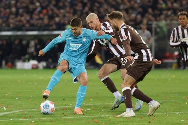 GER, Hamburg, Football, DFL, FC St Pauli vs TSG 1899 Hoffenheim , im Millerntor Stadion , 19 10 2025 , v l Andrej Kramaric TSG 1899 Hoffenheim, 27 , Louis Oppie FC St Pauli , 23 , Lars Ritzka FC St Pauli ,21 DFL regulations prohibit any use of photographs as image sequences and or quasi video Copyright: HMBxMedia FernandoxSoares