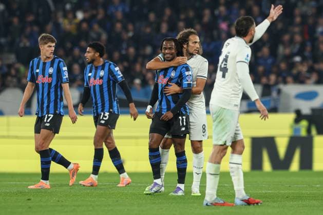 Lazio™s Matteo Guendouzi Atalanta s Ademola Lookman during the Serie A soccer match between Atalanta B.C. and S.S. Lazio at the New Balance Stadium in Bergamo, Italy - Sunday, October 19, 2025. - Soccer .  Copyright: xStefanoxNicoli LaPressex