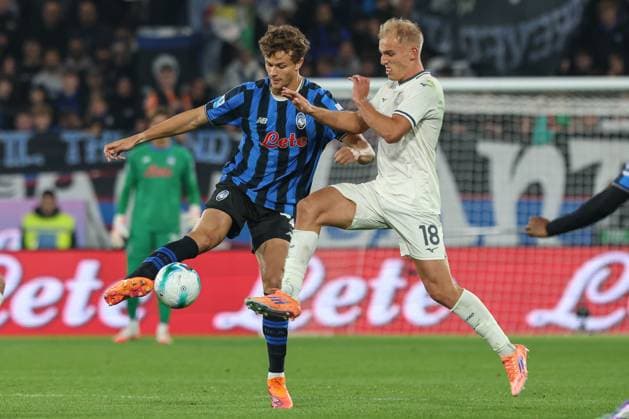 Atalanta™s Giorgio Scalvini Lazio™s Gustav Isaksen during the Serie A soccer match between Atalanta B.C. and S.S. Lazio at the New Balance Stadium in Bergamo, Italy - Sunday, October 19, 2025. - Soccer .  Copyright: xStefanoxNicoli LaPressex