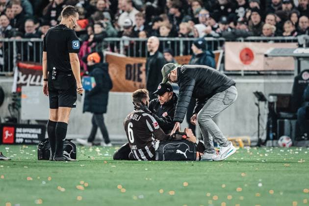 Soccer Men Season 2025 2026 Soccer Bundesliga 07 Matchday FC St Pauli vs TSG Hoffenheim 19 10 2025 James Sands 6, FC St Pauli must be treated and leave the match Hamburg Millerntor Stadion Hamburg Germany