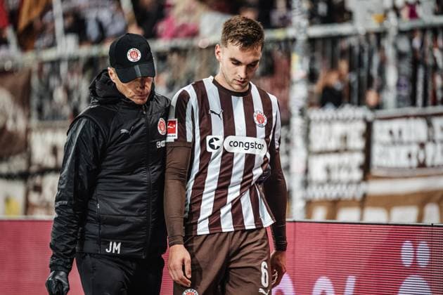 Soccer Men Season 2025 2026 Soccer Bundesliga 07 Matchday FC St Pauli vs TSG Hoffenheim 19 10 2025 James Sands 6, FC St Pauli has to leave the match injured Hamburg Millerntor Stadion Hamburg Germany