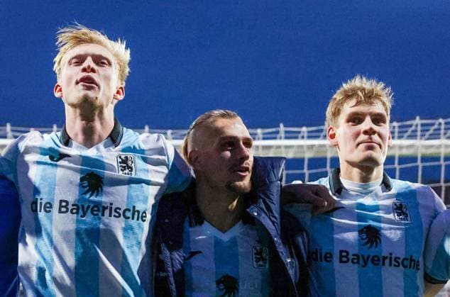 left to right Raphael Schifferl 37 TSV 1860 Muenchen , Sigurd Haugen 22 TSV 1860 Muenchen and Max Christiansen 13 TSV 1860 Muenchen celebrate the home win with the fans, final cheer, TSV 1860 Muenchen vs MSV Duisburg, DFL, Dritte Liga, Saison 2025 2026, Stadion an der Gruenwalder Strasse, Hinrunde, 11 Spieltag, 19 10 2025 DFB regulations prohibit any use of photographs as image sequences and or quasi video Muenchen Bayern Deutschland Copyright: xkolbert-press MartinxAgüerax