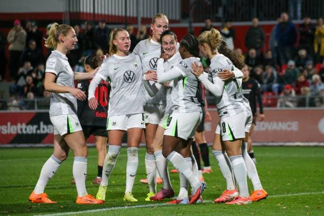19 10 2025, xgrfx, Soccer Google Pixel Women Bundesliga, Bayer Leverkusen VfL Wolfsburg v l Tor, Lineth Beerensteyn VfL Wolfsburg DFL DFB REGULATIONS PROHIBIT ANY USE OF PHOTOGRAPHS as IMAGE SEQUENCES and or QUASI VIDEO Ulrich Haberland Stadion
