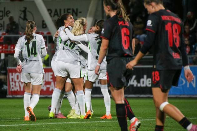 19 10 2025, xgrfx, Soccer Google Pixel Women Bundesliga, Bayer Leverkusen VfL Wolfsburg v l Goal, Guro Bergsvand VfL Wolfsburg DFL DFB REGULATIONS PROHIBIT ANY USE OF PHOTOGRAPHS as IMAGE SEQUENCES and or QUASI VIDEO Ulrich Haberland Stadion