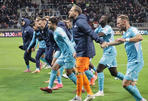Oliver Baumann TSG Hoffenheim and his team celebrate with the fans Football, 1 BL, Season 2025 2026, Men, FC St Pauli vs TSG 1899 Hoffenheim DFL REGULATIONS PROHIBIT ANY USE OF PHOTOGRAPHS AS IMAGE SEQUENCES AND OR QUASI VIDEO