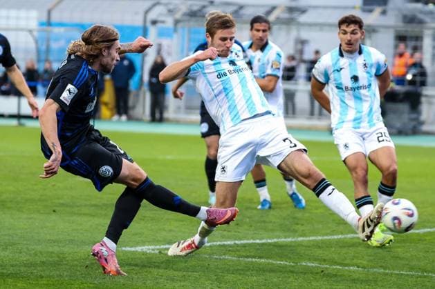 Joshua Bitter 29 MSV Duisburg with a shot on goal that Siemen Voet 3 TSV 1860 Muenchen cannot prevent, TSV 1860 Muenchen vs MSV Duisburg, DFL, Dritte Liga, Saison 2025 2026, Stadion an der Gruenwalder Strasse, Hinrunde, 11 Spieltag, 19 10 2025 DFB regulations prohibit any use of photographs as image sequences and or quasi video Muenchen Bayern Deutschland Copyright: xkolbert-press MartinxAgüerax