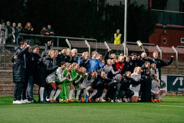 19 10 25, Women, Soccer, Google Pixel Women Bundesliga, Season 2025 2026, Bayer 04 Leverkusen VfL Wolfsburg, 7 Matchday VFL Wolfsburg Victory Group picture after the match in front of the Leverkusen Ulrich Haberland Stadium NRW Germany