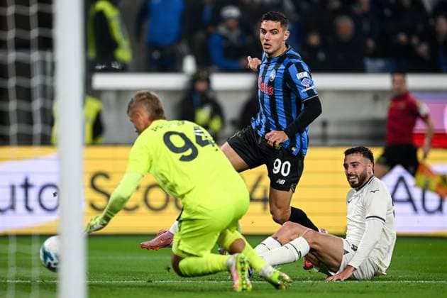 Cm Bergamo 19 10 2025 - campionato di calcio Serie A Atalanta-Lazio foto Cristiano Mazzi Image nella foto: Nikola Krstovic-Mario Gila-Ivan Provedel 