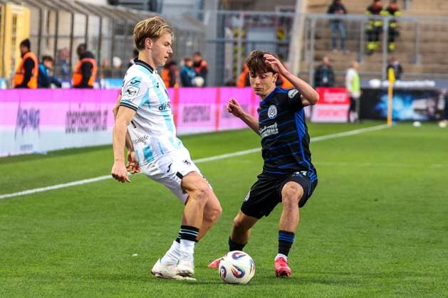 left to right Clemens Lippmann 41 TSV 1860 Muenchen vs Simon Symalla 23 MSV Duisburg , Action, TSV 1860 Muenchen vs MSV Duisburg, DFL, Dritte Liga, Saison 2025 2026, Stadion an der Gruenwalder Strasse, Hinrunde, 11 Spieltag, 19 10 2025 DFB regulations prohibit any use of photographs as image sequences and or quasi video Muenchen Bayern Germany Copyright: xkolbert-press MartinxAgüerax