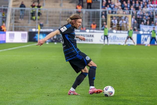 Joshua Bitter 29 MSV Duisburg in action, TSV 1860 Muenchen vs MSV Duisburg, DFL, Dritte Liga, Saison 2025 2026, Stadion an der Gruenwalder Strasse, Hinrunde, 11 Spieltag, 19 10 2025 DFB regulations prohibit any use of photographs as image sequences and or quasi video Muenchen Bayern Germany Copyright: xkolbert-press MartinxAgüerax