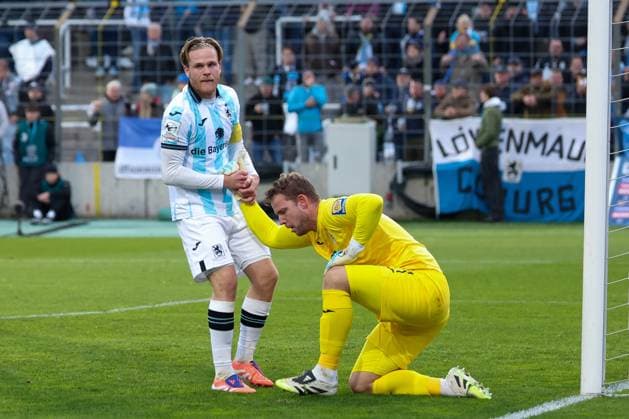 Thore Jacobsen 5 TSV 1860 Muenchen helps keeper Thomas Daehne 21 TSV 1860 Muenchen high, TSV 1860 Muenchen vs MSV Duisburg, DFL, Dritte Liga, Saison 2025 2026, Stadion an der Gruenwalder Strasse, Hinrunde, 11 Spieltag, 19 10 2025 DFB regulations prohibit any use of photographs as image sequences and or quasi video Muenchen Bayern Germany Copyright: xkolbert-press MartinxAgüerax